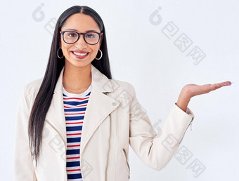 这是什么提供工作室肖像年轻的女人手势Copyspace白色背景