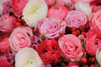 粉红色的玫瑰金凤花混合粉红色的新娘花束