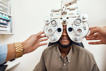 帮助客户眼睛测试时间验光师检查病人眼睛光学折射望远镜
