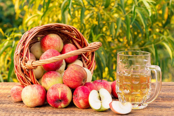 选苹果柳条篮子苹果苹果酒玻璃杯状