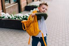 回来学校可爱的孩子包装背包持有记事本培训书学校男孩学生袋小学学校学生类孩子走户外城市街