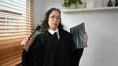 自信成熟的女法官律师律师袍礼服统一的槌子锤锤法律正义概念