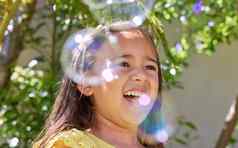 幸福泡沫可爱的女孩玩泡沫