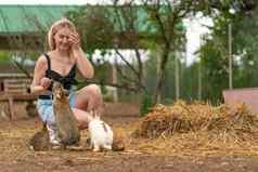女孩棕色（的）欧芹复活节提要兔子兔子白色毛茸茸的绿色毛年轻的自然夏天国内美丽的明亮的有趣的孤立的