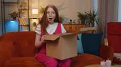 快乐孩子女孩购物者拆包纸板盒子交付包裹在线购物购买首页