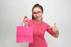 快乐的女人购物包粉红色的颜色