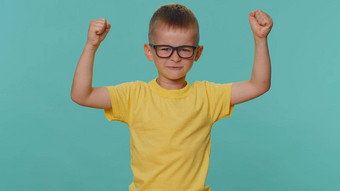 运动蹒跚学步的孩子们男孩显示肱二头肌自信感觉权力强度成功赢得
