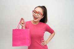 快乐的女人购物包粉红色的颜色