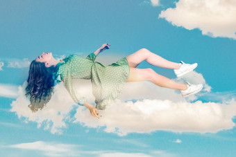 年轻的女人衣服飞行睡眠天空