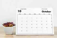 10月桌子上日历植物木表格