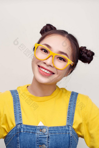 肖像aisian女人穿牛仔裤工作服<strong>黄色</strong>的t恤微笑
