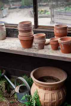 Terracotta锅浇水园丁小屋