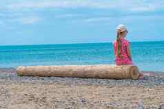 女孩自然海岩石日志夏天假期海滩年轻的沙子概念女人海洋放松人女背包湾少年Khuzhir