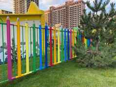 栅栏色彩斑斓的幼儿园公园形状彩色的铅笔