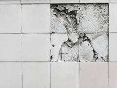 墙破碎的灰色的瓷砖墙