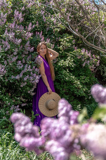 时尚<strong>模型</strong>淡紫色花年轻的女人美丽的长衣服挥舞着风<strong>户外</strong>美肖像盛开的花园