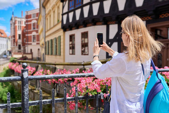 女人旅游旅游采取照片欧洲城市前面历史建筑