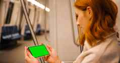 水平绿色屏幕模拟智能手机持有女人看网络研讨会在线地下运输