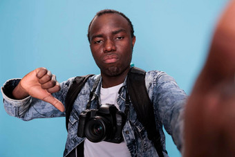 非洲美国摄影爱好者数码单反相机设备显示拇指手手势