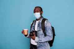 专业摄影师穿病毒保护口罩相机假期旅行
