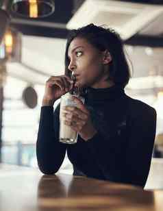 冰咖啡季节美丽的年轻的女人喝冰咖啡咖啡馆