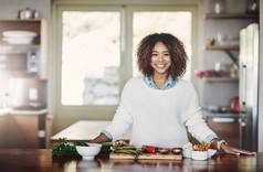 健康健康食物健康的生活方式肖像快乐黑色的女人烹饪厨房非洲美国营养学家使健康的平衡餐有机超级食物首页