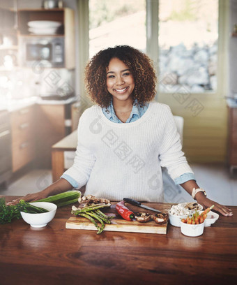 肖像快乐黑色的女人准备健康的食物厨房首页年轻的非洲美国新鲜的蔬菜使美味的平衡低碳水化合物餐夫人净化排毒饮食