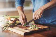 特写镜头男人。烹饪厨房准备食物新鲜的蔬菜自制的午餐素食者学习平衡营养健康的生活方式营养学家使有机谷蛋白免费的餐