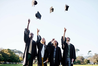 激动里程碑集团学生扔帽子空气毕业一天