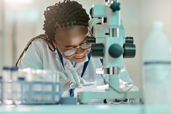 科学至关重要的通道知识年轻的科学家显微镜实验室