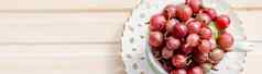 新鲜的甜蜜的红色的醋栗陶瓷杯木背景多汁的新鲜的浆果杯子健康的夏天食物好愿景免疫力认知能力
