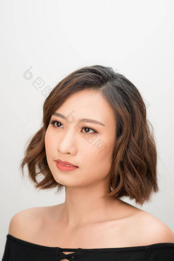 关闭年轻的亚洲女人肖像白色背景
