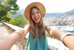 有吸引力的旅游女孩需要自拍图片蒙特卡洛城市景观摩纳哥
