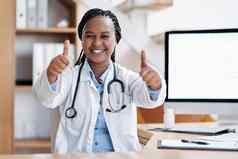 充实的奖励职业生涯肖像年轻的医生显示拇指办公室