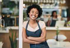 倒激情创建盈利小业务肖像年轻的女人工作咖啡馆