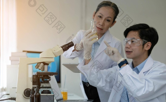 医学实验室的详细信息使用化学生物显微镜的图片-包图网企业站