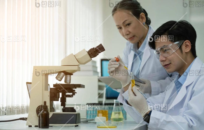 药物研究实验室中的生化研究科学家小组与显图片-包图网企业站