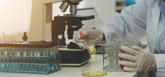 特写镜头生物化学实验室研究化学家分析样本实验室显微镜设备科学实验玻璃器皿化学液体