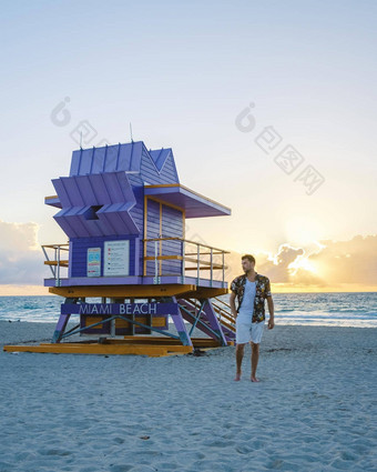 迈阿密海滩年轻的但海滩迈阿密海滩救生员小屋迈阿密海滩佛罗里达阳光明媚的一天