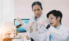 亚洲科学家们工作医院药理学科学研究实验室女人医疗科学家研究人员团队合作分析创新病毒保护疫苗健康护理生物学实验室