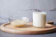玻璃牛奶大米表格乳制品牛奶概念