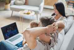 家庭孩子们看视频移动PC舒适的生活房间