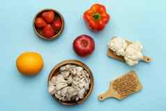 有机食物背景水果蔬菜素食主义者食物成分蘑菇橙色草莓胡椒蓝色的背景