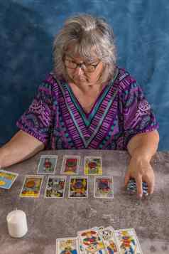 女人铸造塔罗牌卡片