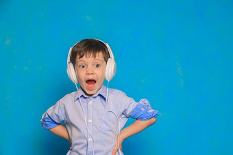 男孩耳机蓝色的背景孩子们的耳机伤害耳机孩子有声<strong>读</strong>物孩子们<strong>文章</strong>孩子们的休闲音乐
