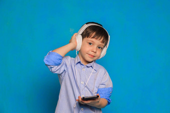 男孩耳机蓝色的背景孩子们的耳机伤害耳机孩子有声读物孩子们文章孩子们的休闲音乐