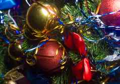 红色的一年的球闪光的丝带装饰圣诞节树特写镜头
