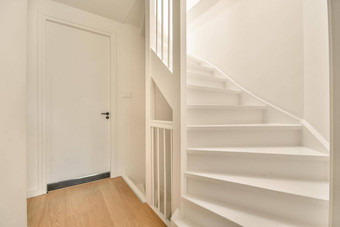 白色螺旋楼梯现代公寓