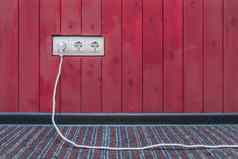 连接权力能源插头电缆出口红色的木墙表面
