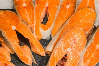 生大马哈鱼牛排鱼新鲜的海鲜超市计数器背景
